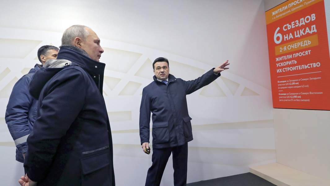 Президент РФ Владимир Путин принимает участие в церемонии открытия транспортной развязки на пересечении автомобильной дороги М10 «Россия» и улицы Репина в Химках. Справа налево на втором плане - губернатор Московской области Андрей Воробьев и директор по подготовке производства и гарантийной эксплуатации инфраструктурного строительства АО «Стройтрансгаз» Андрей Ливенцов