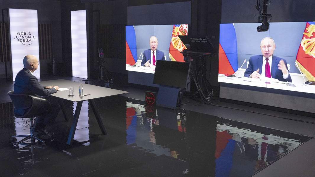 Президент РФ Владимир Путин выступает по видеосвязи на сессии «Давосская повестка дня 2021» Всемирного экономического форума (ВЭФ). Слева - президент Всемирного экономического форума Клаус Мартин Шваб