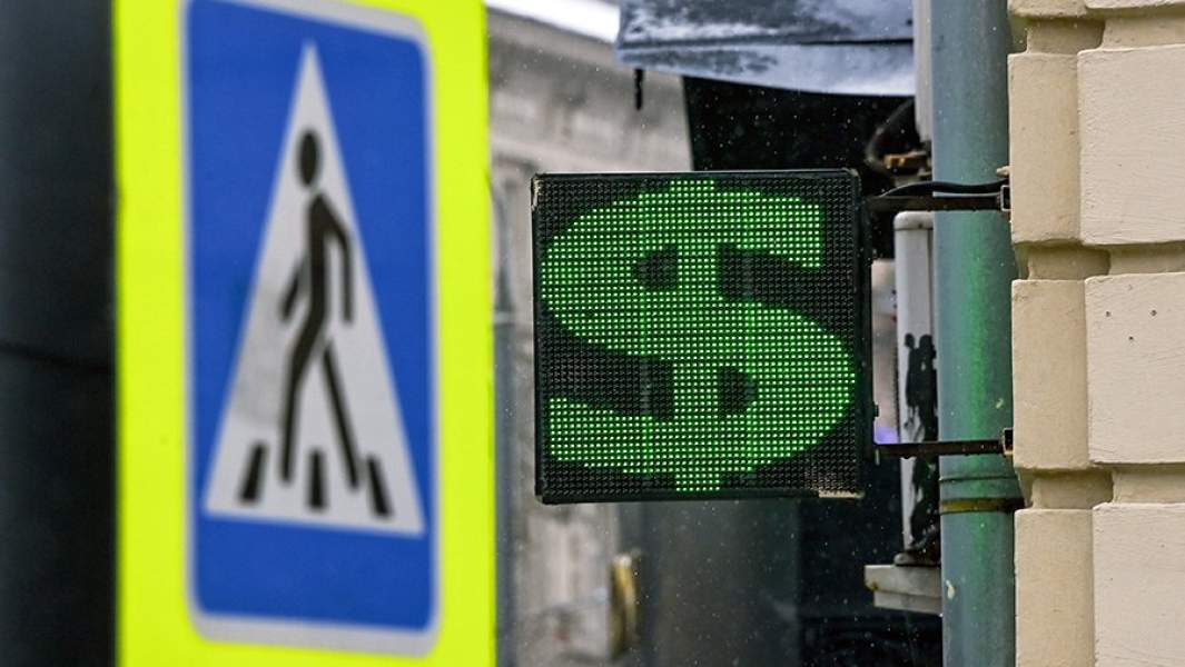 Электронное табло со знаком доллара на одной из улиц в Москве