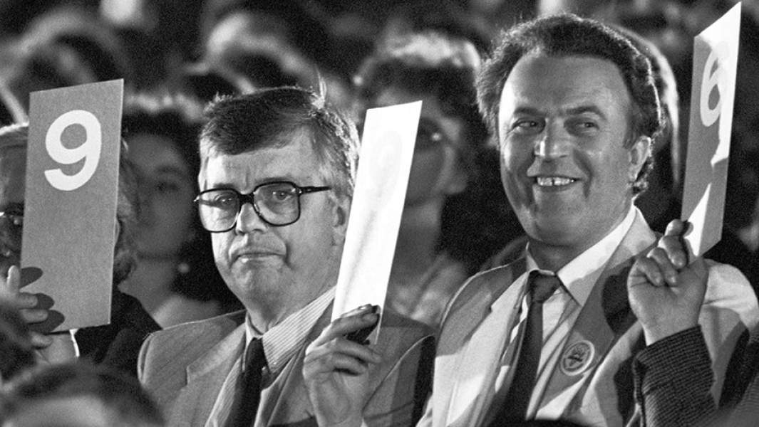 Композитор Раймонд Паулс и поэт Илья Резник на конкурсе молодых исполнителей советской эстрады "Юрмала 87"