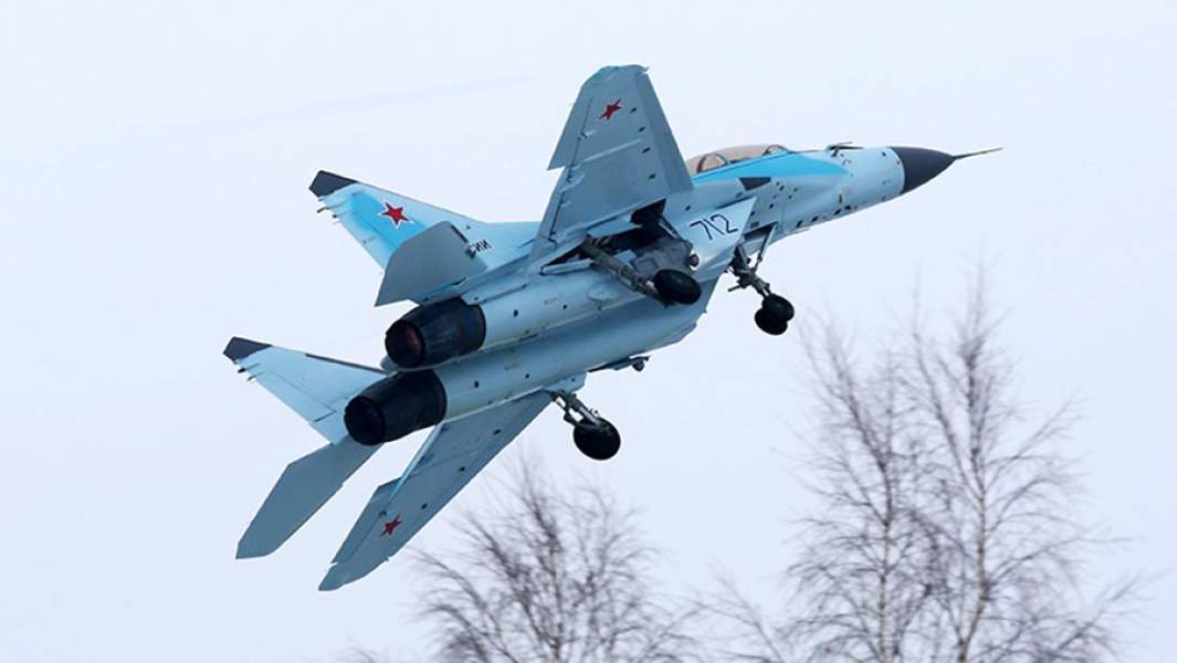 Многоцелевой истребитель МиГ-35 во время демонстрационного полета на территории производственного комплекса Российской самолетостроительной корпорации «МиГ» в Луховицах