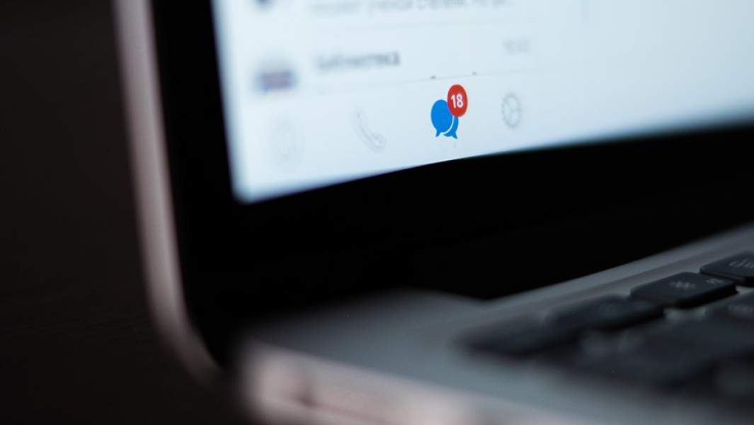 Иконка Telegram на экране ноутбука