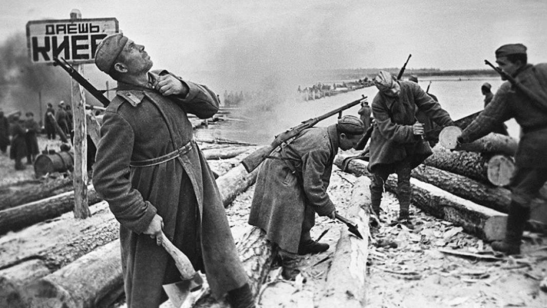 Советские саперы наводят переправу через Днепр в ходе Киевской наступательной операции во время Великой Отечественной войны
