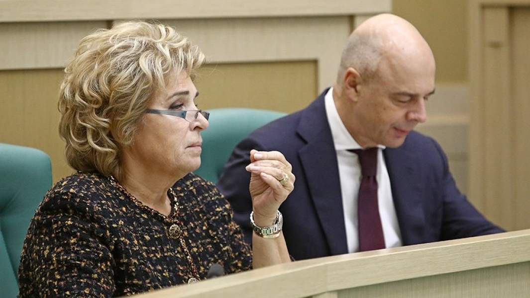 Первый заместитель министра финансов РФ Татьяна Нестеренко и первый вице-премьер РФ - министр финансов РФ Антон Силуанов (слева направо) на пленарном заседании Совета Федерации РФ