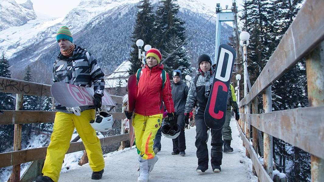 Отдыхающие на территории горнолыжного курорта «Домбай», Карачаево-Черкесская Республика