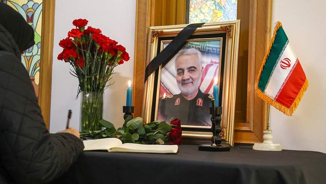 Женщина расписывается в книге соболезнований в посольстве Ирана, где проходят траурные мероприятия в связи с крушением украинского самолета в Тегеране и гибелью генерала Касема Сулеймани