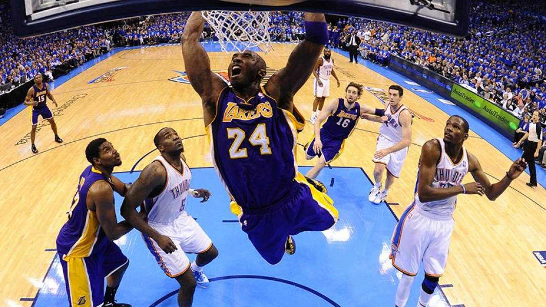 Баскетболист Коби Брайант в матче против команды «Оклахома-Сити Тандер» 