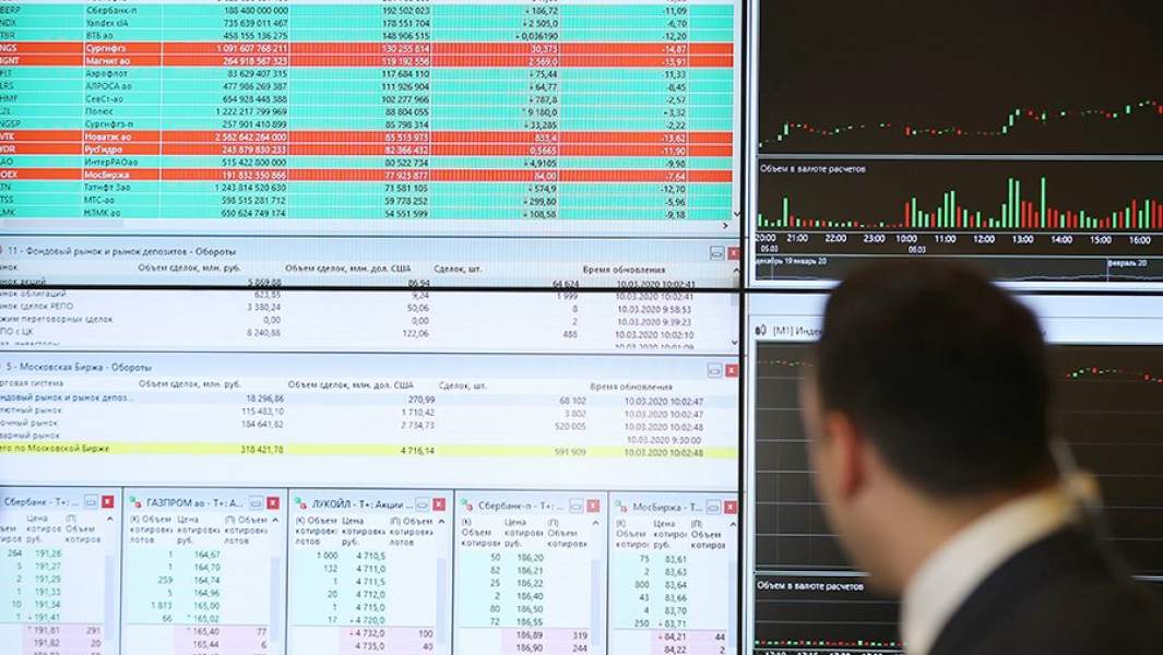  Мужчина в офисе Московской биржи