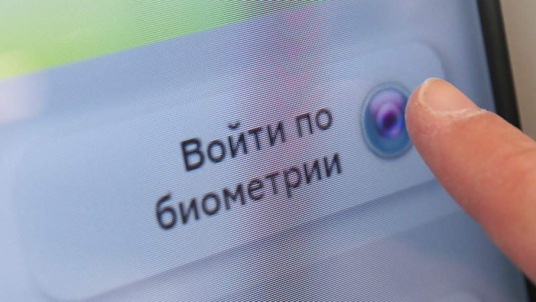 Экран нового банкомата в офисе отделения банка «Сбер»