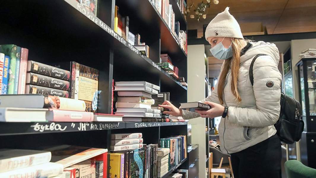 Покупательница в одном из книжных магазинов