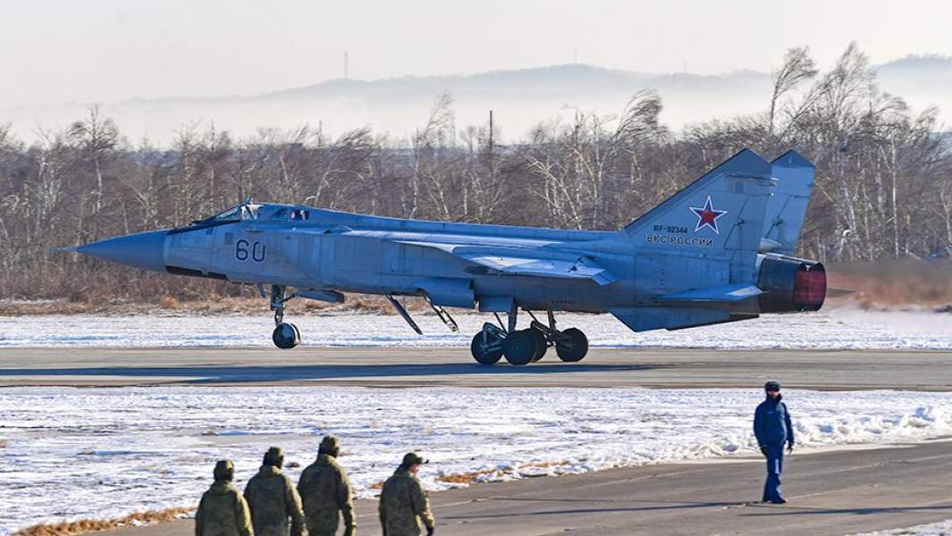 Истребитель-перехватчик МиГ-31БМ на военном аэродроме «Центральная Угловая» в Приморском крае