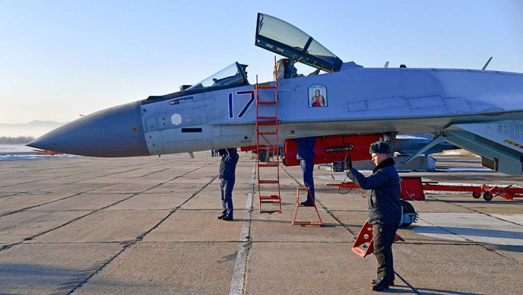 Cотрудники инженерно-авиационной службы ВКС России во время подготовки к полетам истребителя Су-35С на военном аэродроме «Центральная Угловая» в Приморском крае