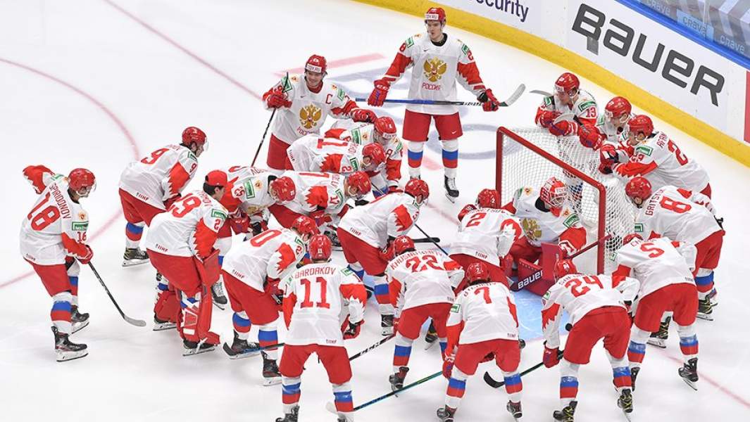  Игроки сборной России перед матчем 1/2 финала молодежного чемпионата мира по хоккею между сборными России и Канады