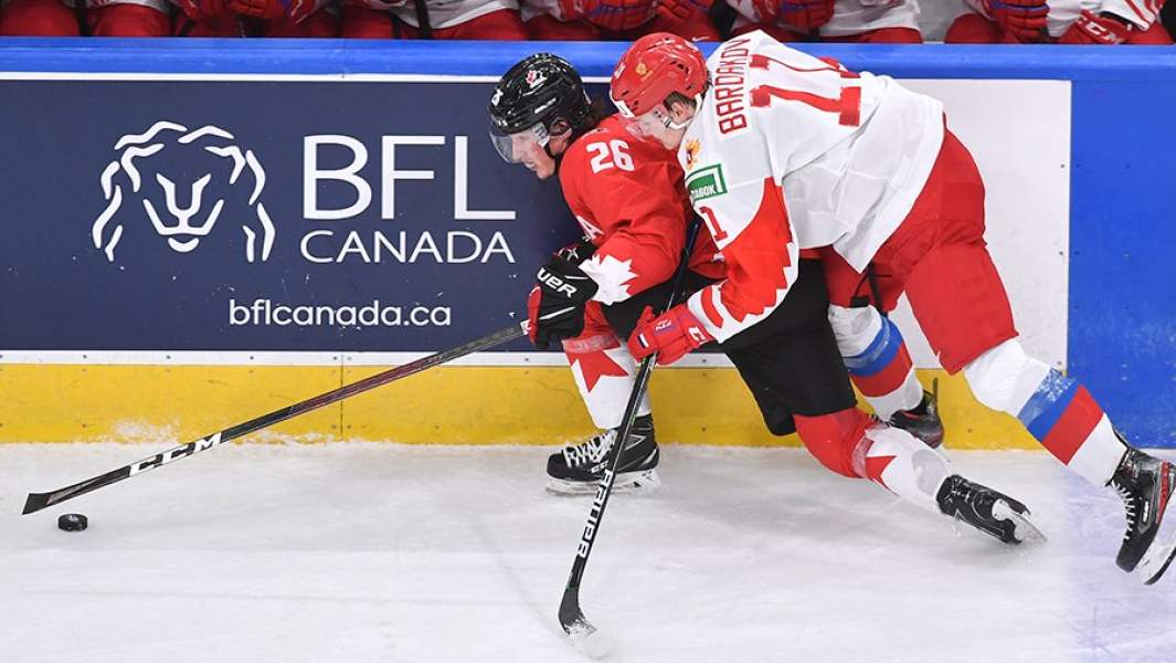 Игрок сборной Канады Филип Томасино и игрок сборной России Захар Бардаков во время матча 1/2 финала молодежного чемпионата мира по хоккею между сборными России и Канады