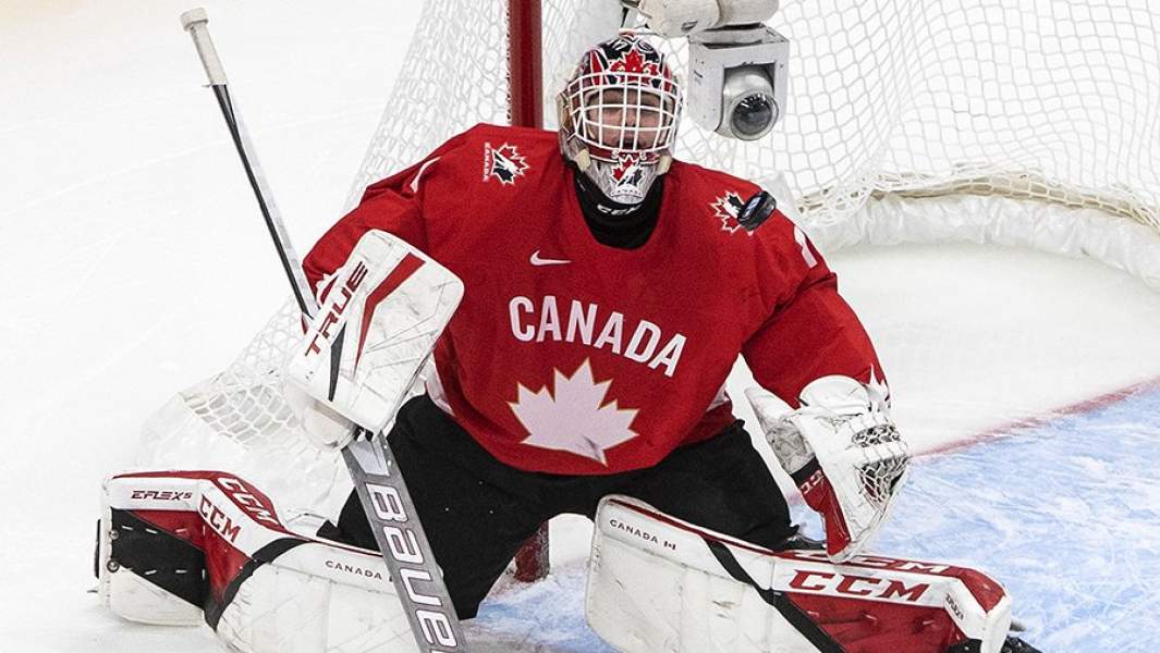 Голкипер сборной Канады Девон Леви в третьем периоде матча 1/2 финала молодежного чемпионата мира по хоккею между сборными России и Канады