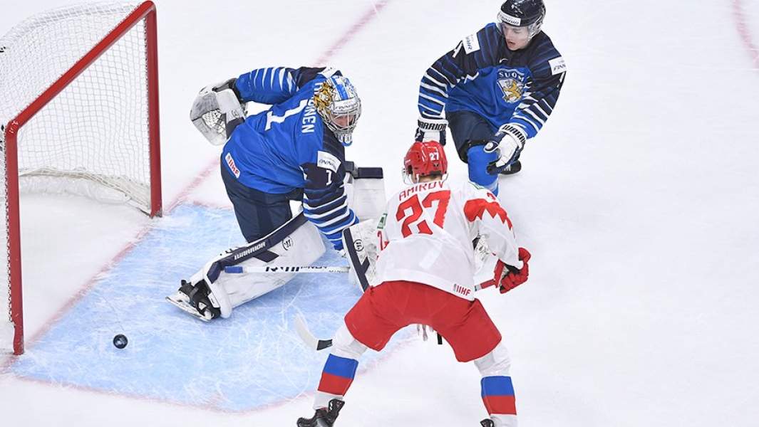 Матч за 3-е место молодежного чемпионата мира по хоккею: Финляндия (синяя форма) - Россия (красная форма)
