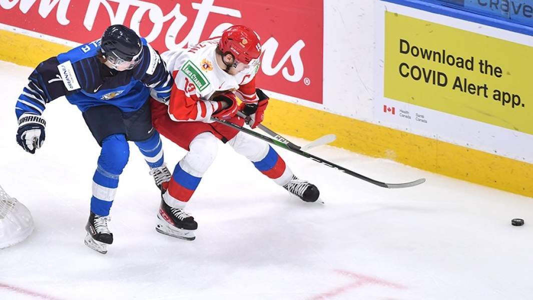 Матч за 3-е место молодежного чемпионата мира по хоккею: Финляндия (синяя форма) - Россия (красная форма)