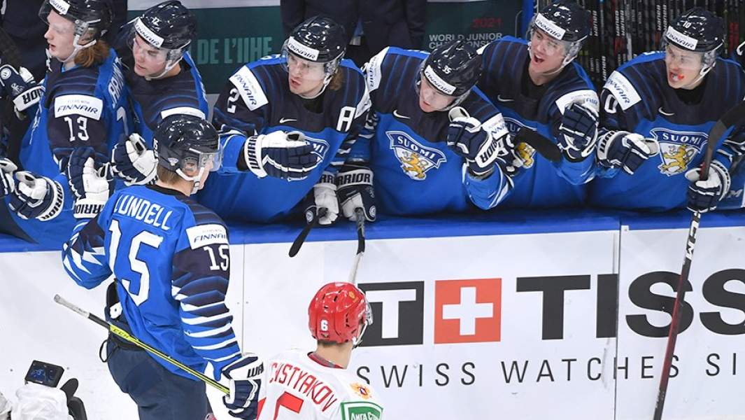Матч за 3-е место молодежного чемпионата мира по хоккею: Финляндия (синяя форма) - Россия (красная форма)