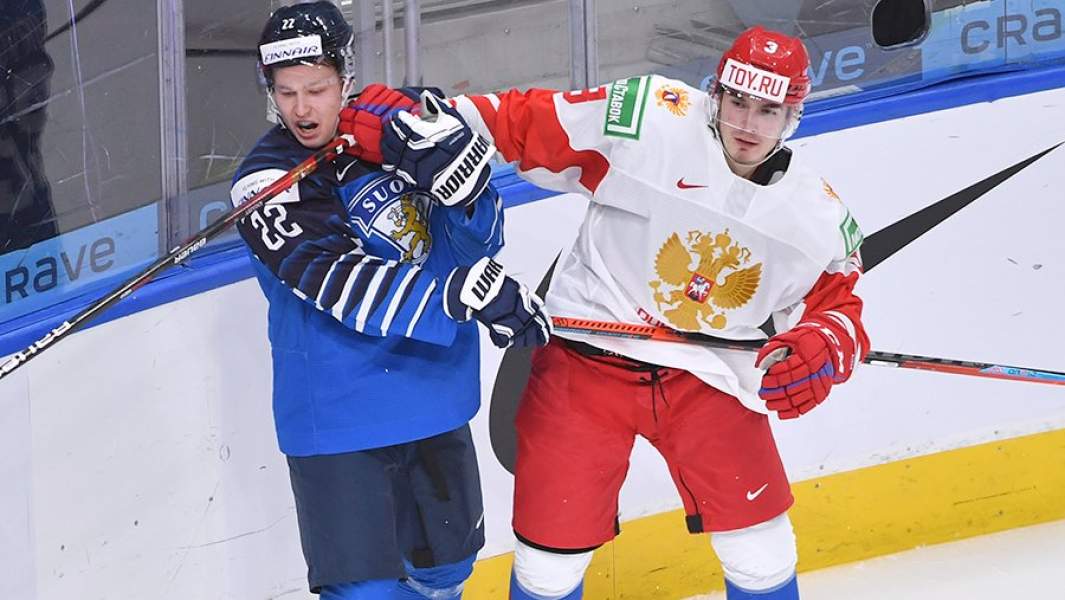 Матч за 3-е место молодежного чемпионата мира по хоккею: Финляндия (синяя форма) - Россия (красная форма)