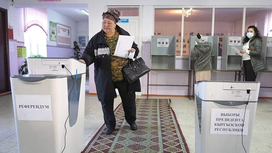 Во время голосования на досрочных выборах президента Киргизии на избирательном участке, Киргизия
