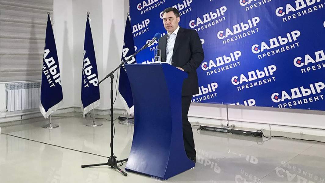 Лидирующий на выборах кандидат в президенты Киргизии Садыр Жапаров во время пресс-конференции