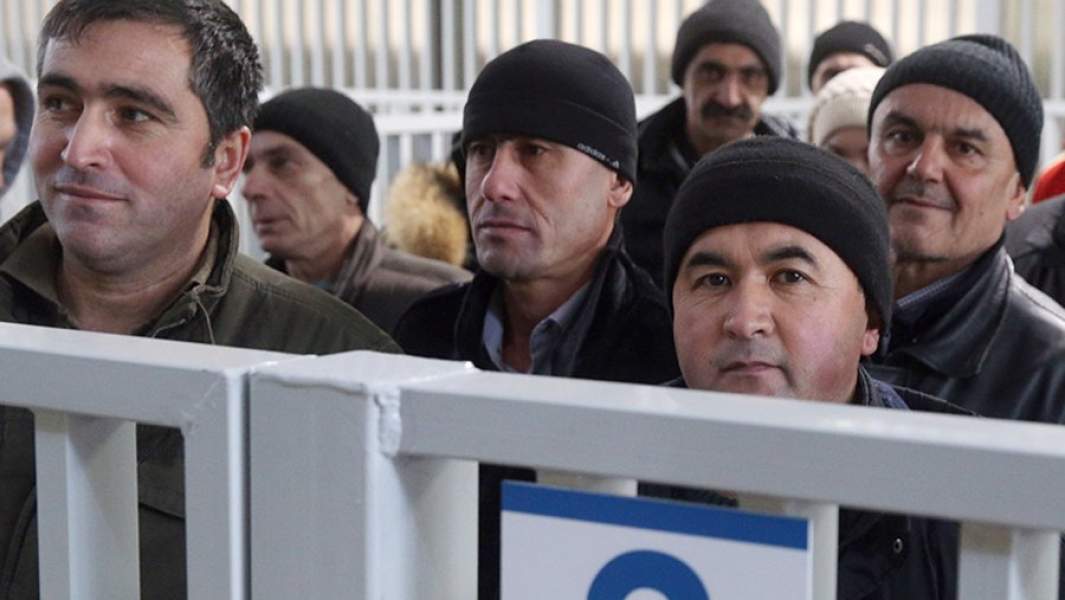 Очередь у здания Единого миграционного центра Московской области