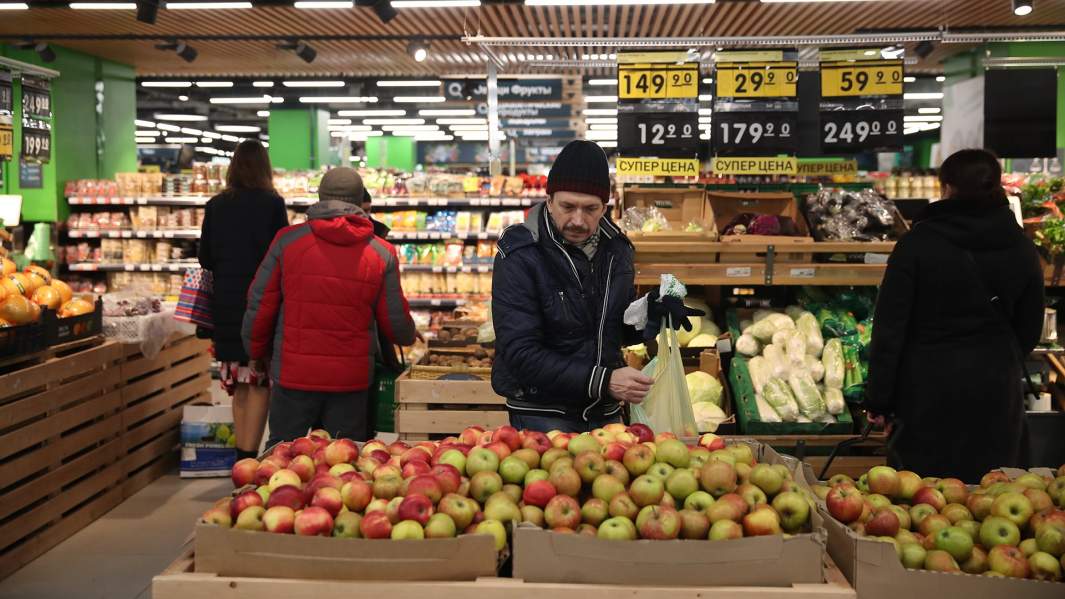 Покупатели в отделе фруктов и овощей