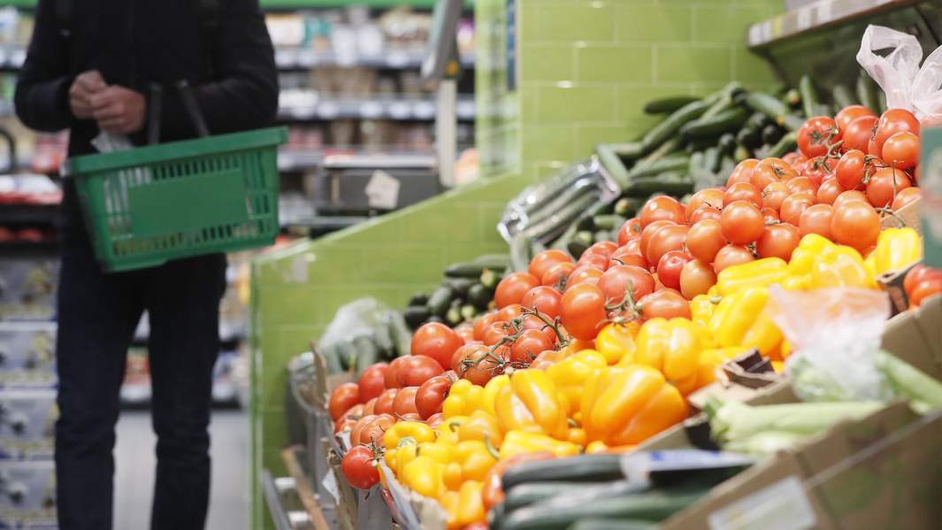 Прилавок с овощами в супермаркете