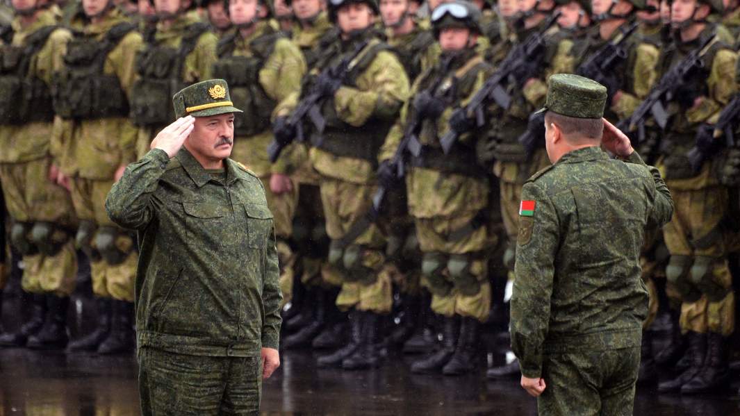 Александр Лукашенко во время совместных стратегических учений вооруженных сил Республики Белоруссии и Российской Федерации «Запад-2017»