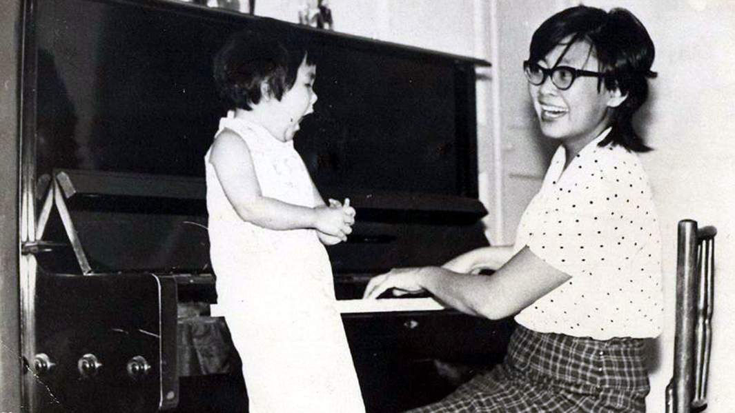 Детская фотография Аниты Цой с матерью