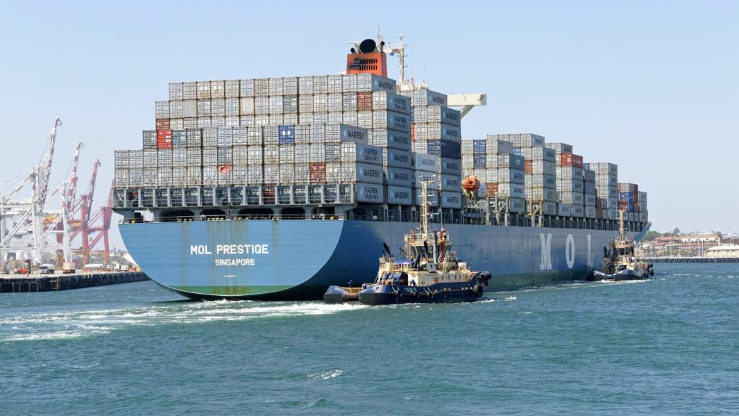 Контейнеровоз в порту Фримантл, Австралия