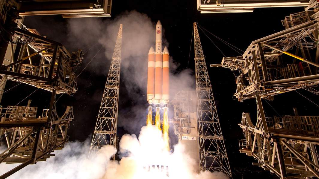 Ракета United Launch Alliance Delta IV запускает солнечный зонд NASA Parker Solar Probe, Флорида, США 