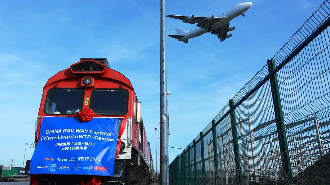 Прибытие первого грузового поезда Китайского железнодорожного экспресса (Иу-Льеж) из восточного Китая в Льеже, Бельгия