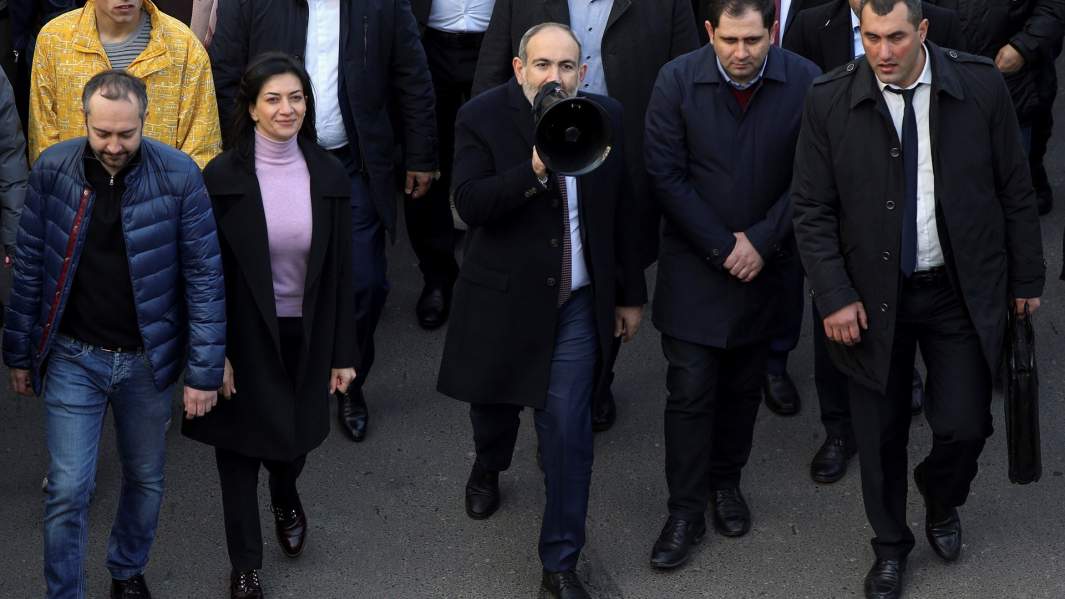Премьер-министр Армении Никол Пашинян и его сторонники маршируют во время митинга в Ереване
