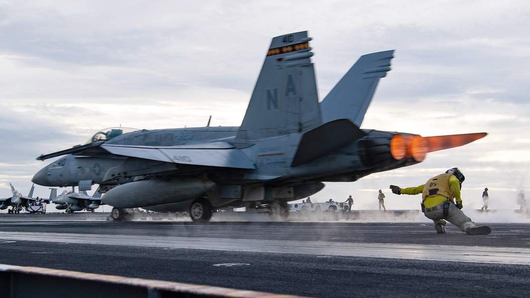 A-18C Hornet из состава Death Rattlers 323-й эскадрильи морской истребительной авиации (VMFA) стартует с кабины экипажа авианосца USS Nimitz