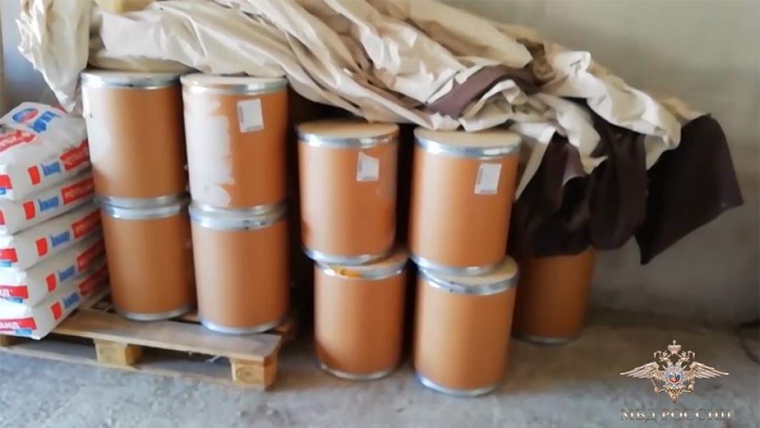 Нарколаборатория, производившая ежемесячно полтонны синтетических наркотиков, обнаруженная сотрудниками полиции в Волоколамском районе Подмосковья