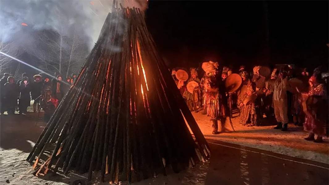 Шаман у костра