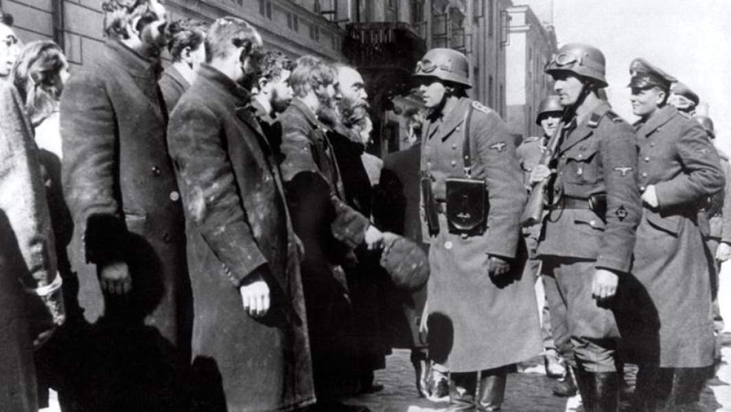 Немецкие солдаты допрашивают евреев. 1941 год