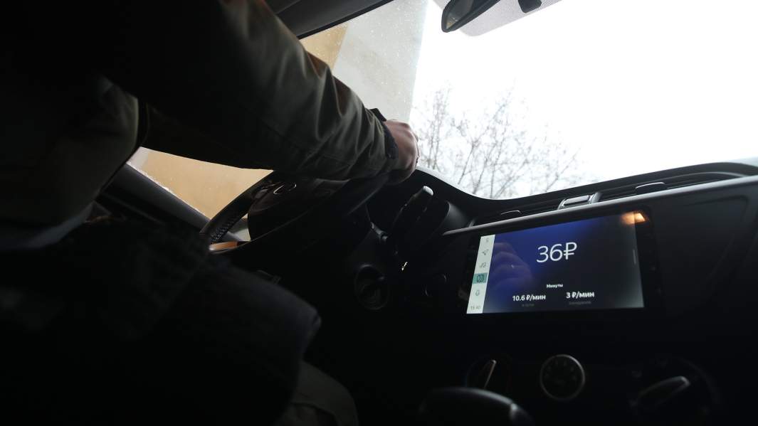 монитор в салоне автомобиля каршеринга