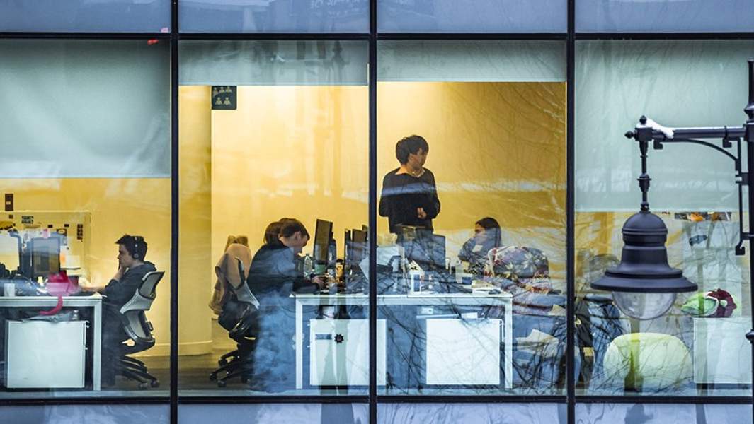 сотрудники в офисе бизнес-центра