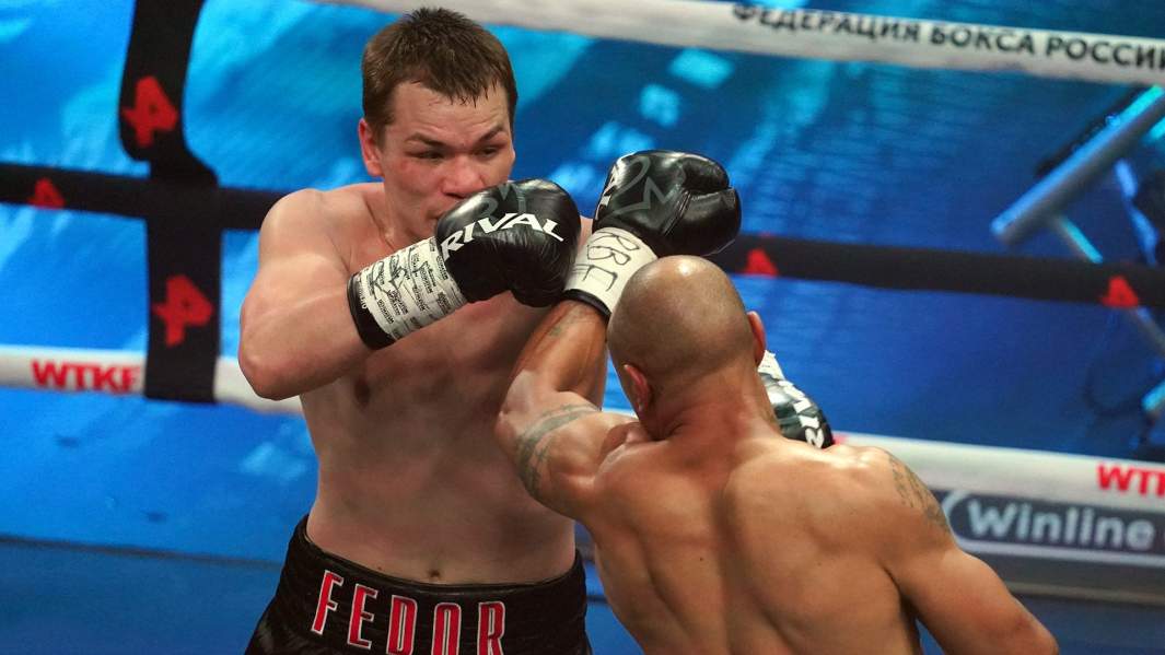 Федор Чудинов во время боя по правилам бокса с Айзеком Чилембой (Малавия) в рамках турнира «Бойцовского клуба РЕН ТВ»