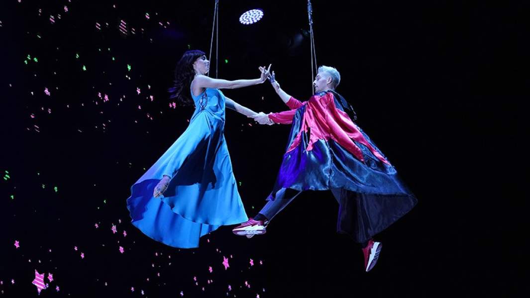 Актеры в театральном представлении «Ромео и Джульетта» в рамках матча всех звезд Единой Лиги ВТБ 2021