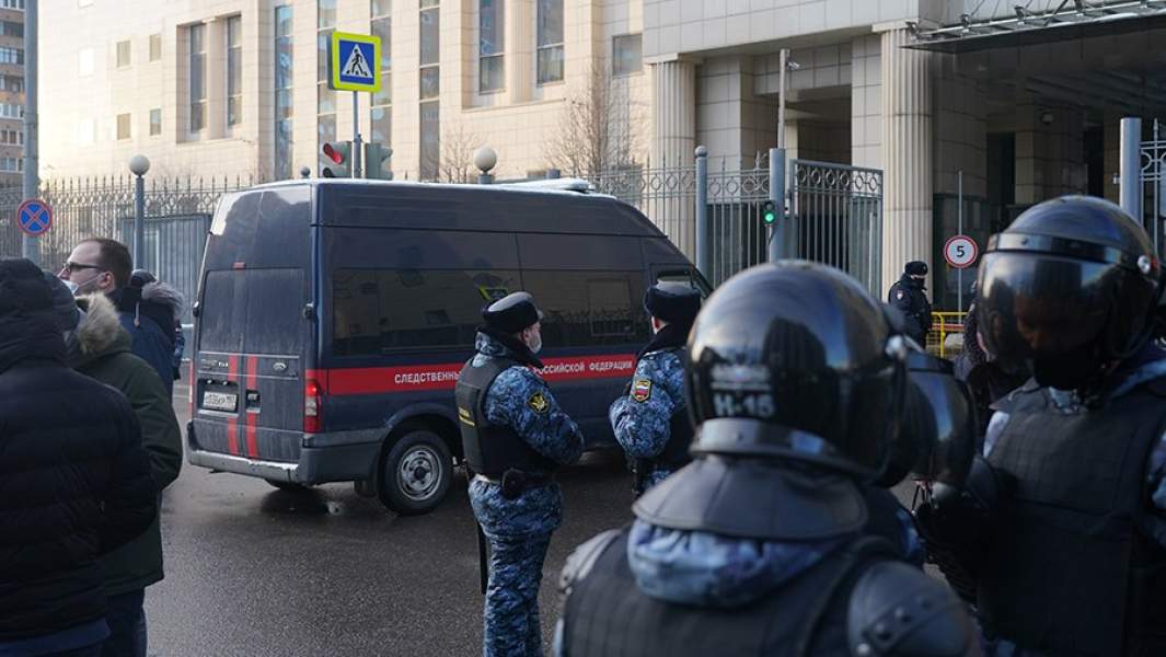 Сотрудники полиции у здания Мосгорсуда