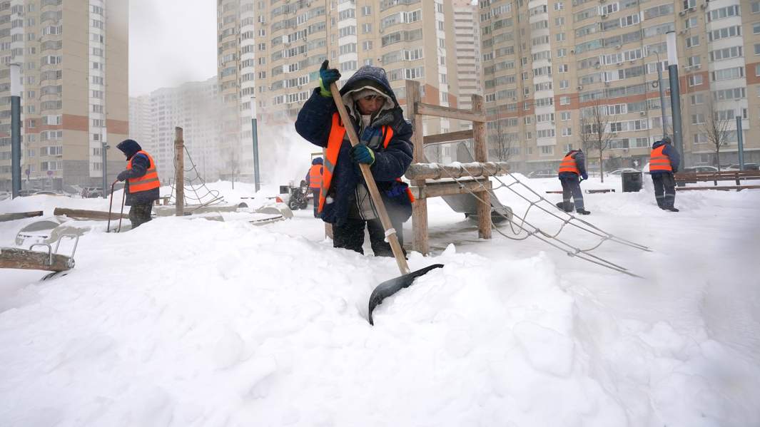 Уборка двора от снега