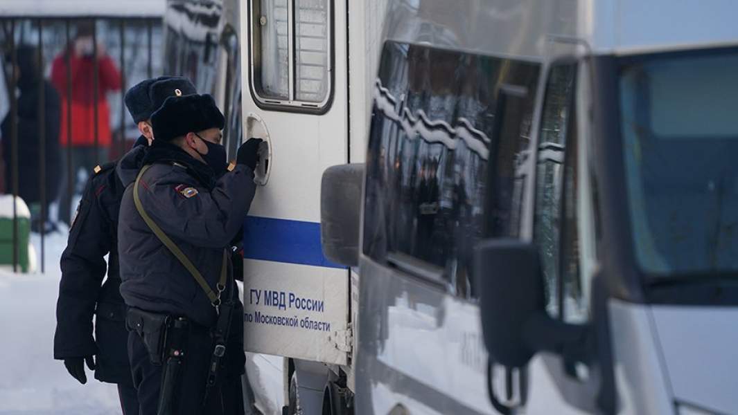 задержанные у отделения полиции 