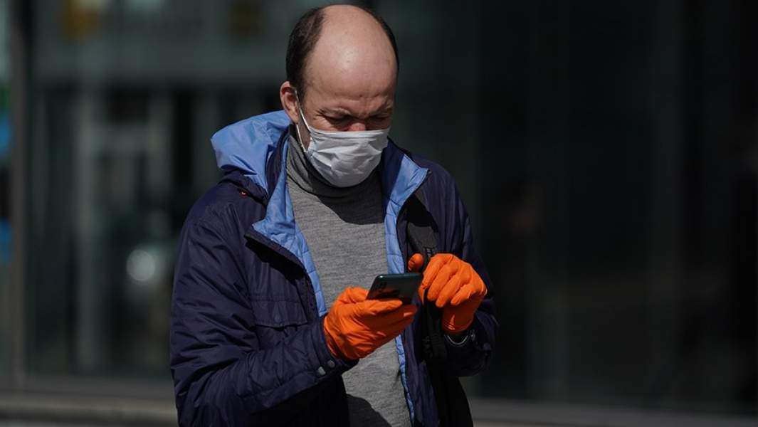 мужчина со смартфоном 