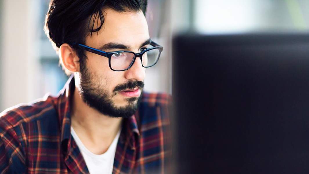 Мужчина за работой