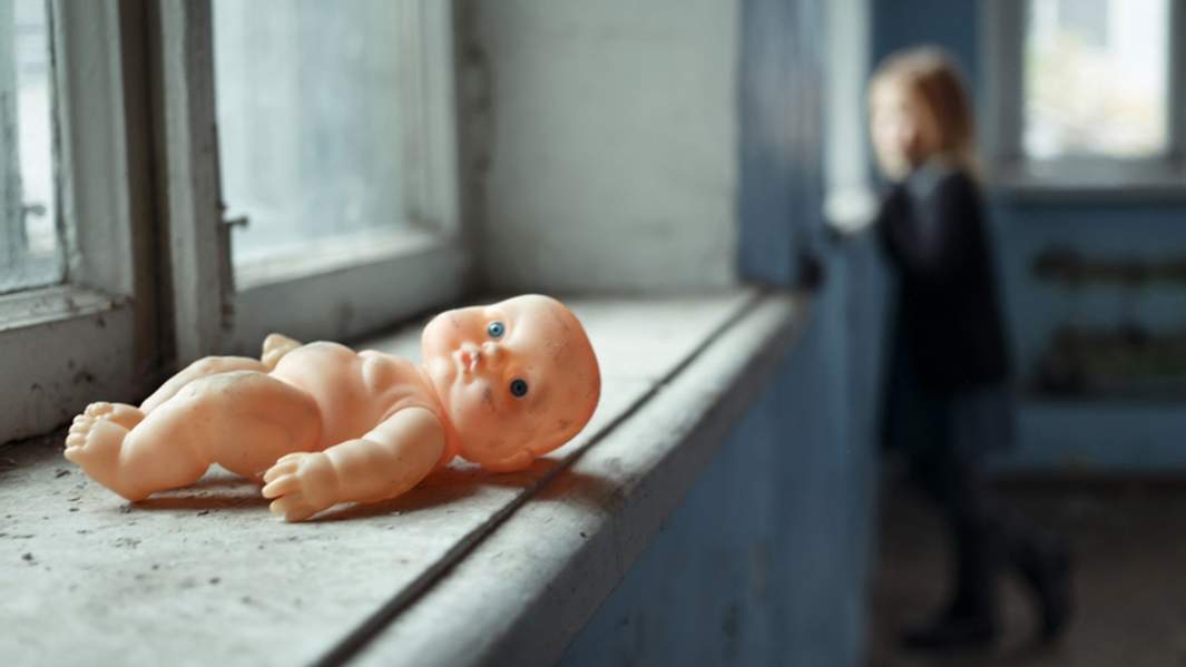 кукла и ребенок