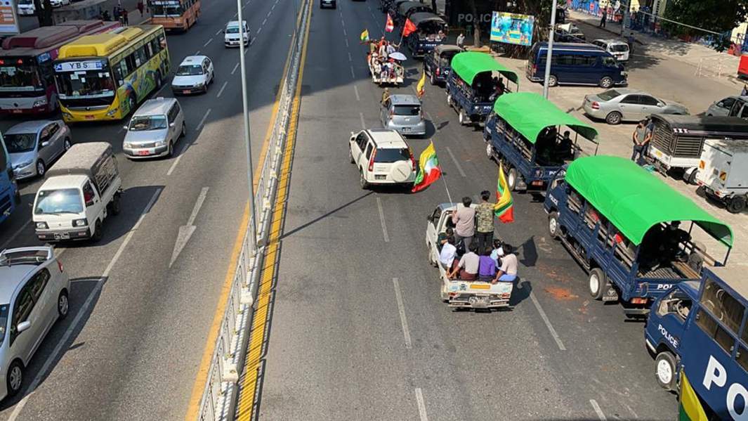 Люди несут флаги, приветствуя государственный переворот, Янгон, Мьянма