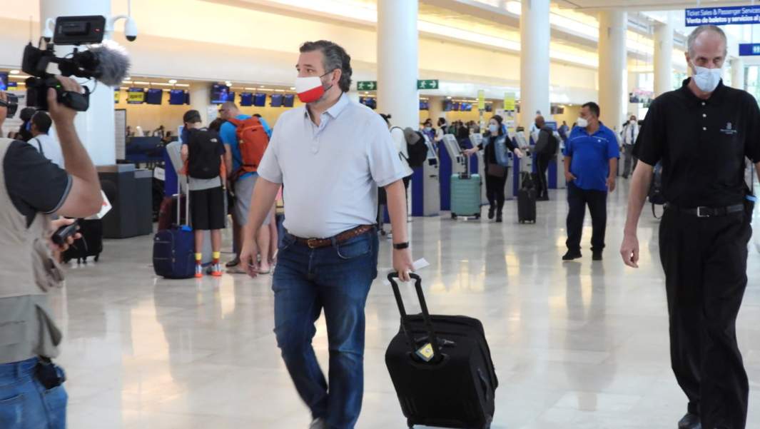 Сенатор Техаса Тед Круз в аэропорту Канкуна